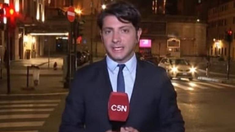 VIDEO | Régimen de Maduro acorrala a periodistas argentinos en el aeropuerto de Caracas y los expulsa en otro avión