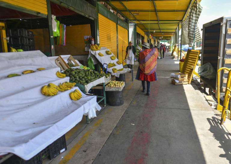 $!Los puestos de frutas y verduras están casi vacíos en un mercado de alimentos en la ciudad de Arequipa, Perú.