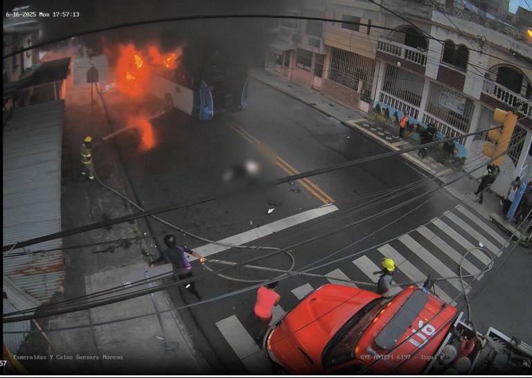 $!Captura de un video de una cámara de vigilancia que muestra al bus incendiándose.