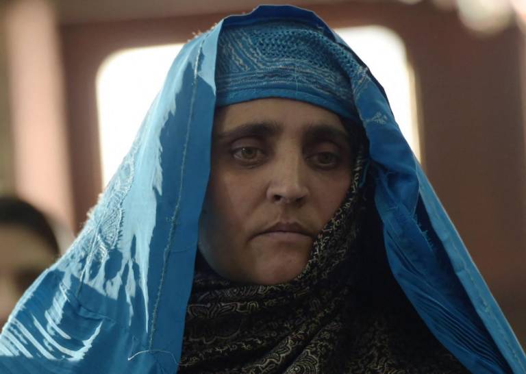 $!Reaparece la niña afgana de ojos verdes que fue icono de refugiados hace 30 años; Italia le da asilo
