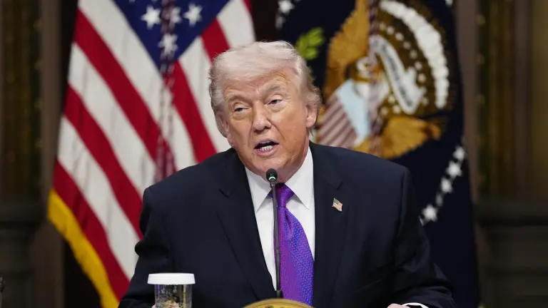 El presidente Donald Trump habla durante una mesa redonda sobre el Compromiso de Protección del Contribuyente en la Sala del Tratado Indio en el Edificio de Oficinas Ejecutivas Eisenhower.