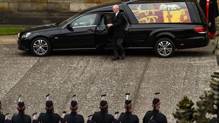 El féretro de la reina Isabel II llegó a Edimburgo para su sepelio