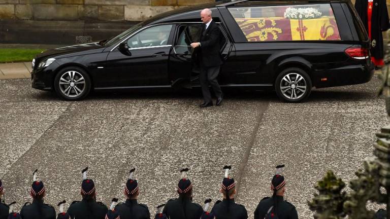 En Edimburgo, Escocia, miles de ciudadanos se dieron cita desde muy temprano para ver pasar el ataúd, cubierto con el estandarte real de Escocia y una corona de flores.