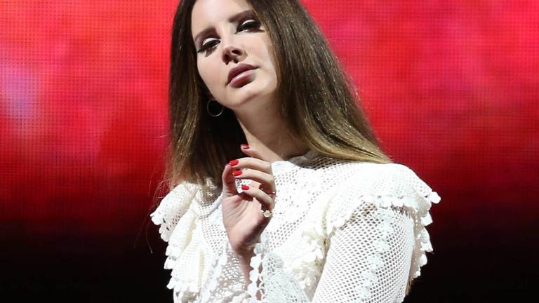 Lana del Rey anuncia un disco navideño tras posponer para el 2021 su séptimo álbum