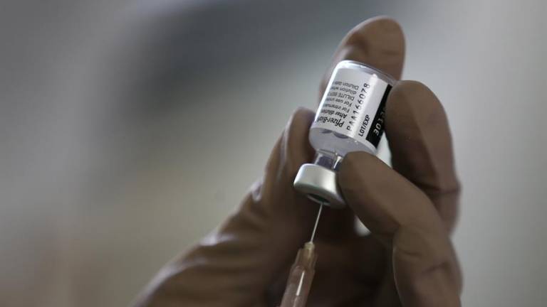 Vacuna Pfizer pierde eficacia más rápidamente que AstraZeneca ante variante delta