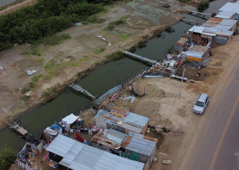 $!Fotografía aérea que muestra una zona de la calle Venezuela en Tumbes-Perú, frontera con Ecuador. Esta zona funciona como lugar de paso y hogar de refugiados y migrantes. (mayo 2022).