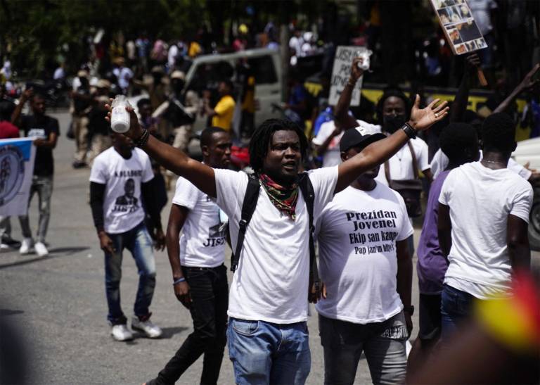 $!Partidarios del fallecido presidente haitiano Jovenel Moise se manifiestan para exigir justicia en Puerto Príncipe el 7 de julio de 2022.