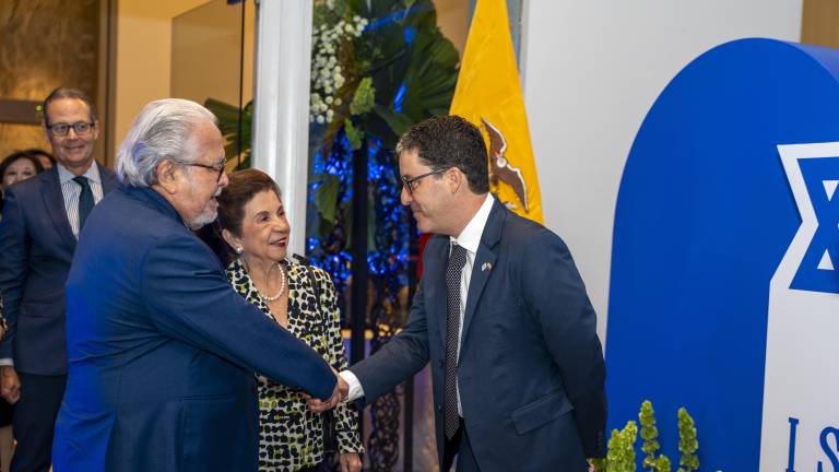 El cónsul honorario de Israel en Guayaquil, Gad Czarninski Shefi (a la derecha), dio la bienvenida a los invitados que asistieron a la celebración de la independencia de Israel, el martes 28 de abril.