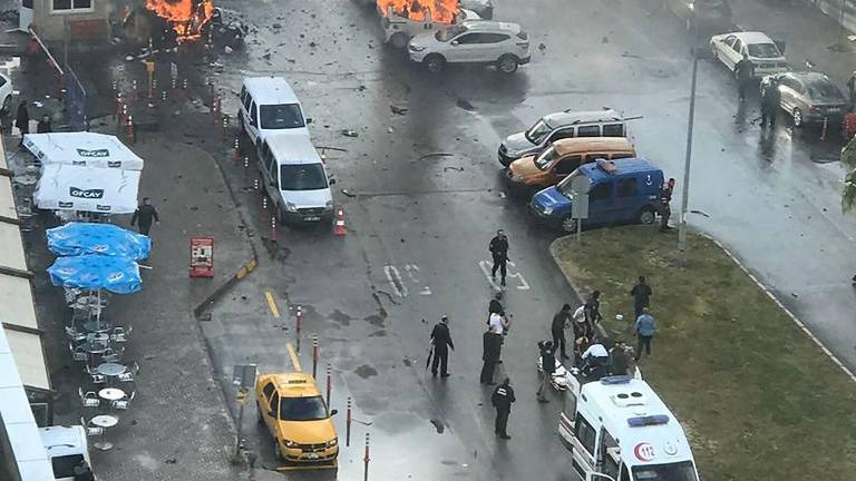 Diez heridos y 2 atacantes abatidos tras explosión en Turquía