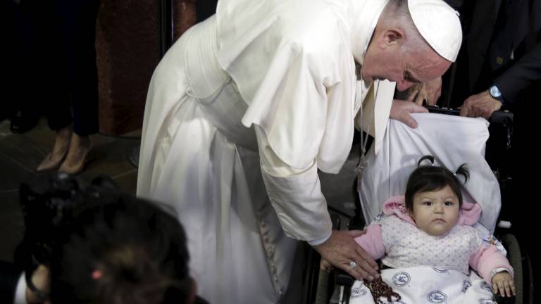La &quot;cariñoterapia&quot; del papa en un hospital de México