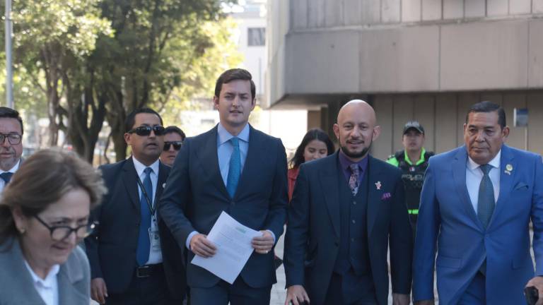 Esteban Torres junto a su bancada de ADN acudieron a la Fiscalía en Quito.