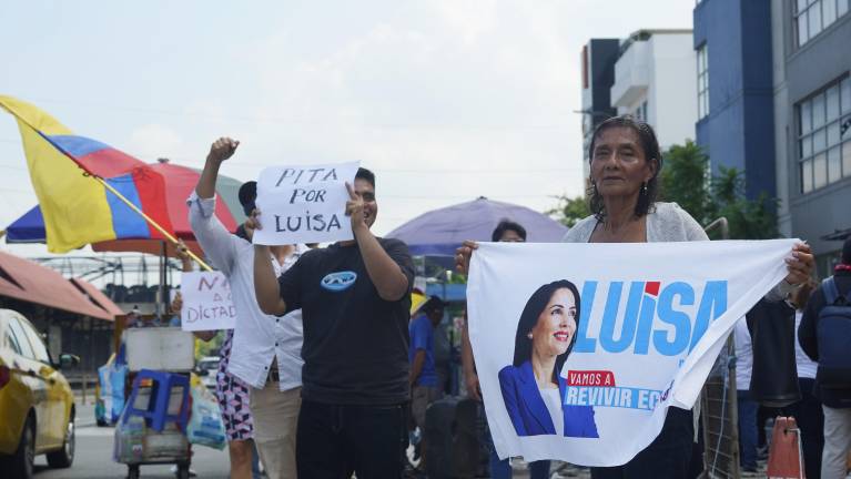 Luisa González sale del Cuartel Modelo de Guayaquil bajo custodia policial tras recibir prisión preventiva