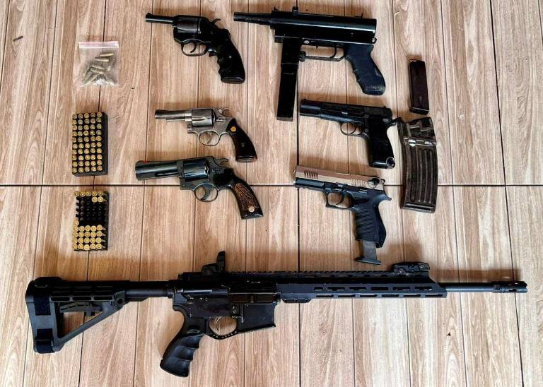 $!Varias pistolas y un fusil fueron incautadas en el operativo.
