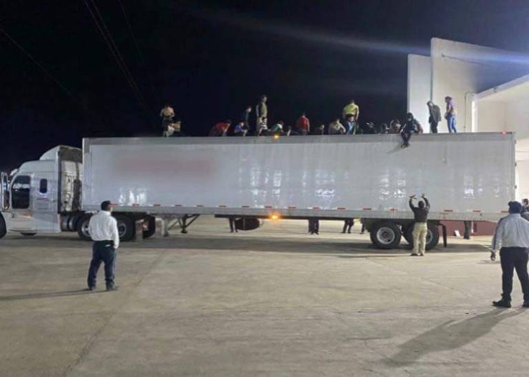 $!Así fueron hallados varios ecuatorianos en un camión que transportaba a 359 migrantes