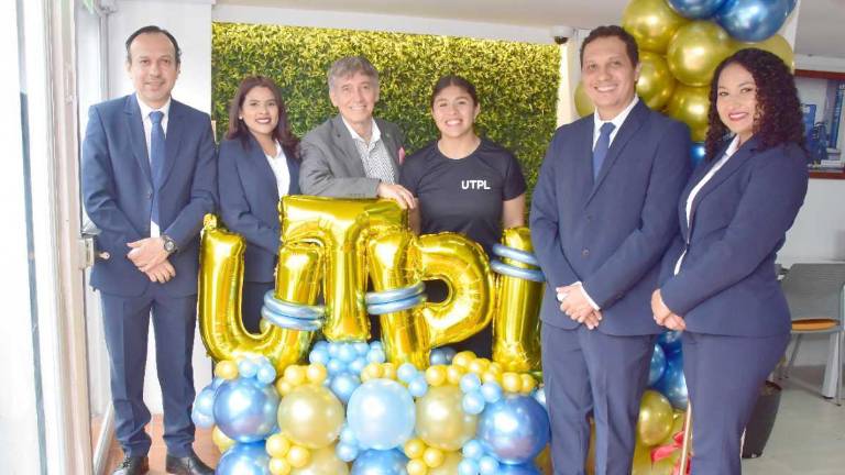 Personal universitario de la UTPL dentro del nuevo espacio del Centenario Sur de Guayaquil.