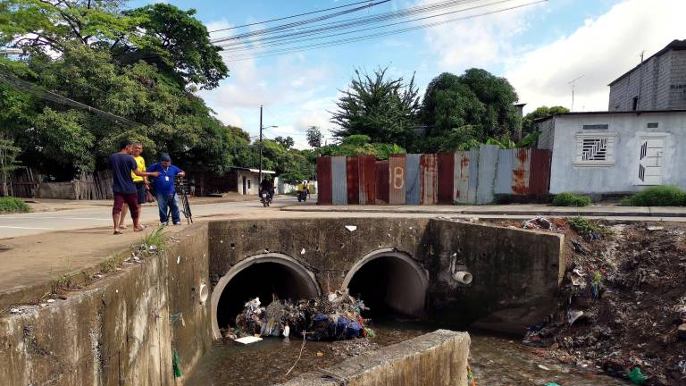 Tras la tormenta eléctrica en Guayaquil, hallan sin vida a joven arrastrado por una corriente en Flor de Bastión