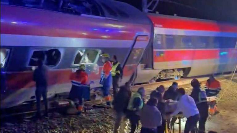 Al menos 21 muertos por una aparatosa colisión de dos trenes en el sur de España