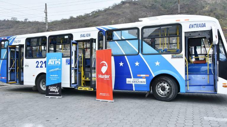 Con elevadores hidráulicos en buses se intenta llegar a personas con movilidad reducida