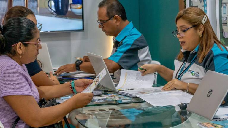 Visitantes analizan las opciones de proyectos inmobiliario en feria habitacional.