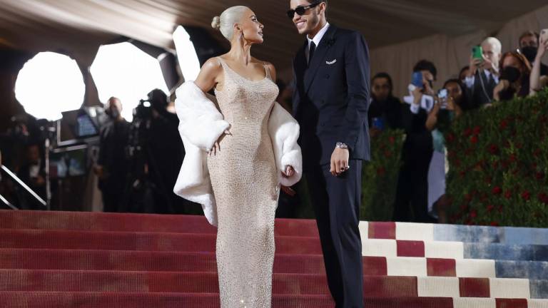 Kim Kardashian junto a su novio Pete Davidson llegan a la alfombra roja de la Met Gala 2022.