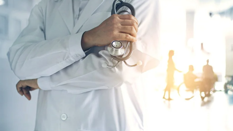 Ministerio de Salud anuncia remuneraciones y beneficios para médicos posgradistas en Ecuador