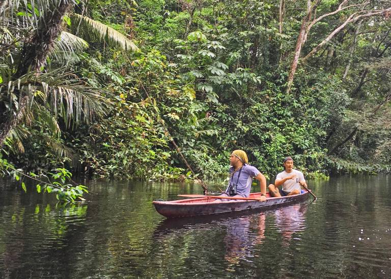 $!Turistas realizando paseo en canoa en Río Zabalo.