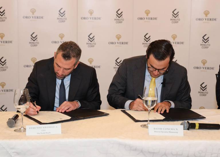 $!Edmundo Kronfle, CEO Hoteles Oro Verde (derecha); y David Concha, director ejecutivo Minutocorp; en la firma la alianza para la construcción del complejo hotelero en Samborondón.