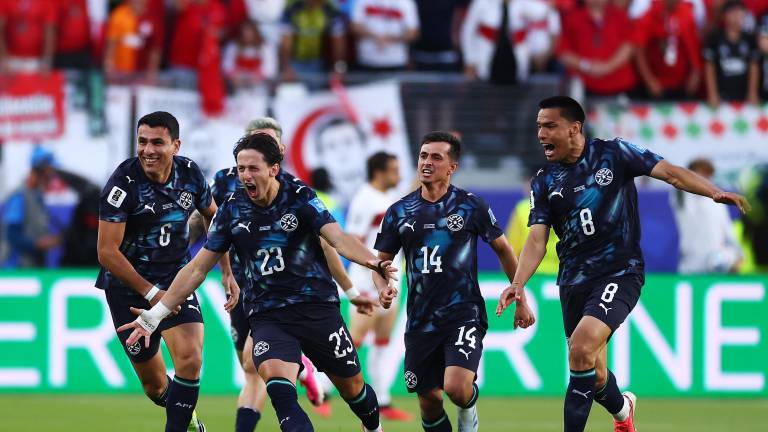 Matías Galarza celebra con sus compañeros tras marcar el primer gol de su equipo durante el partido entre Turquía y Paraguay.