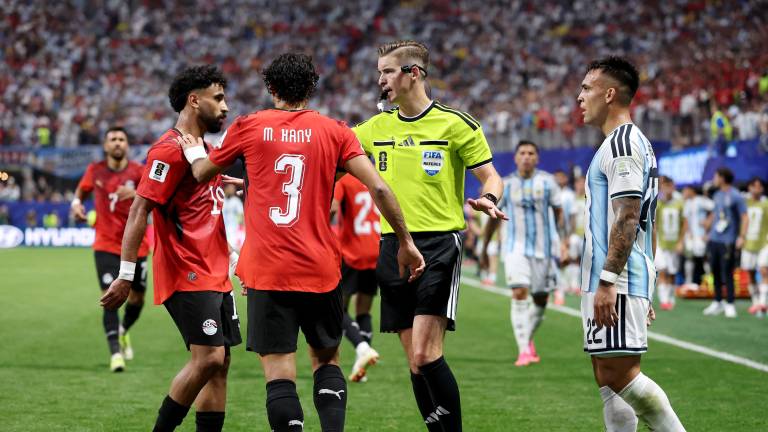 El árbitro Francois Letexier separa a Marawan Attia y a Lautaro Martínez durante el partido de octavos de final de la Copa Mundial de la FIFA 2026 entre Argentina y Egipto.