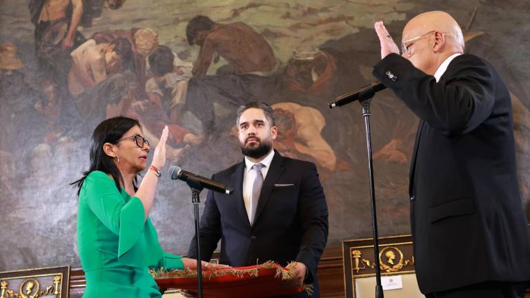 Delcy Rodríguez dice que Maduro es un 'héroe' mientras asume la presidencia de Venezuela