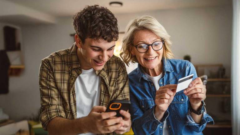 Más de 800.000 adultos mayores siguen excluidos de los servicios financieros digitales en Ecuador: ¿Cómo integrarlos?