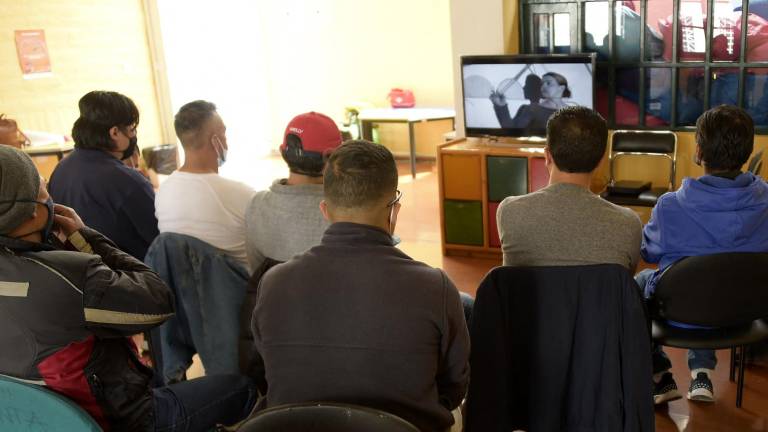 Hombres participan de una clase de rehabilitación.