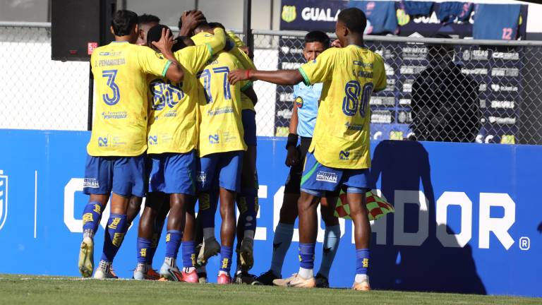Jugadores de Gualaceo SC celebrando el gol anotado ante Macará en Copa Ecuador.