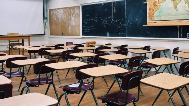 Descubren a maestra que tuvo relaciones sexuales con un alumno: fue arrestada