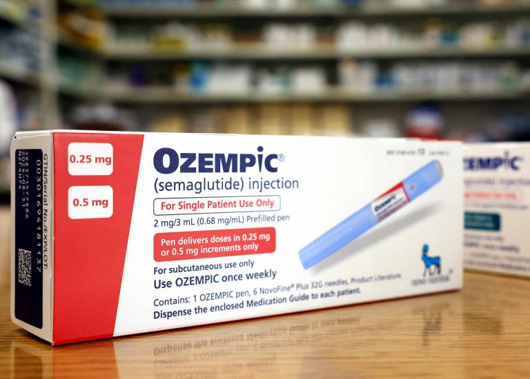 $!En esta ilustración fotográfica, cajas del medicamento para la diabetes Ozempic descansan en el mostrador de una farmacia.