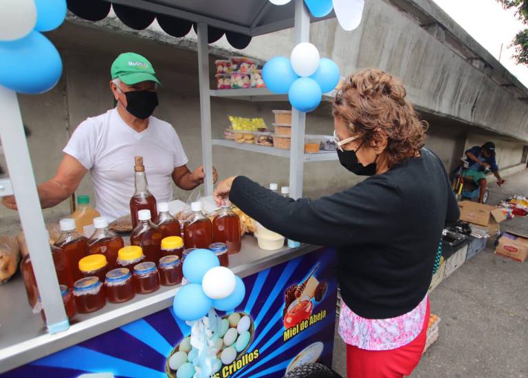 $!Don Mauro vende varios productos manabitas como miel, queso, empanadas de verde, dulces hechos con caña de azúcar, salprieta, etc.