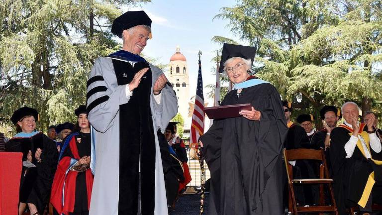 Con 105 años se graduó de una maestría universitaria, convirtiéndose en la mujer más longeva en conseguirlo