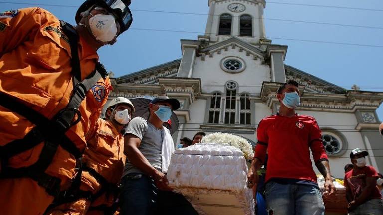 Víctimas mortales de avalancha en Colombia superan las 300