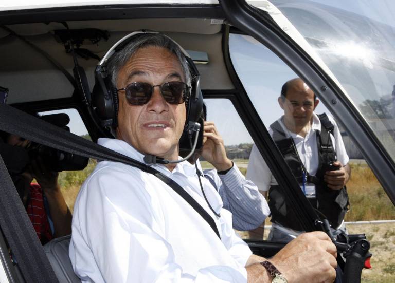 $!Fotografía de Sebastián Piñera visto a bordo de su helicóptero después de votar en Santiago, el 15 de enero de 2006.