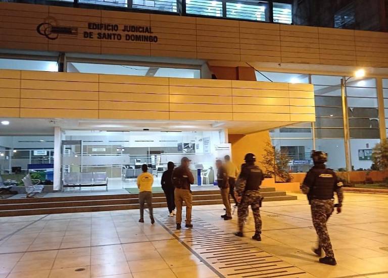$!Efectivos policiales llegando al edificio judicial de Santo Domingo.
