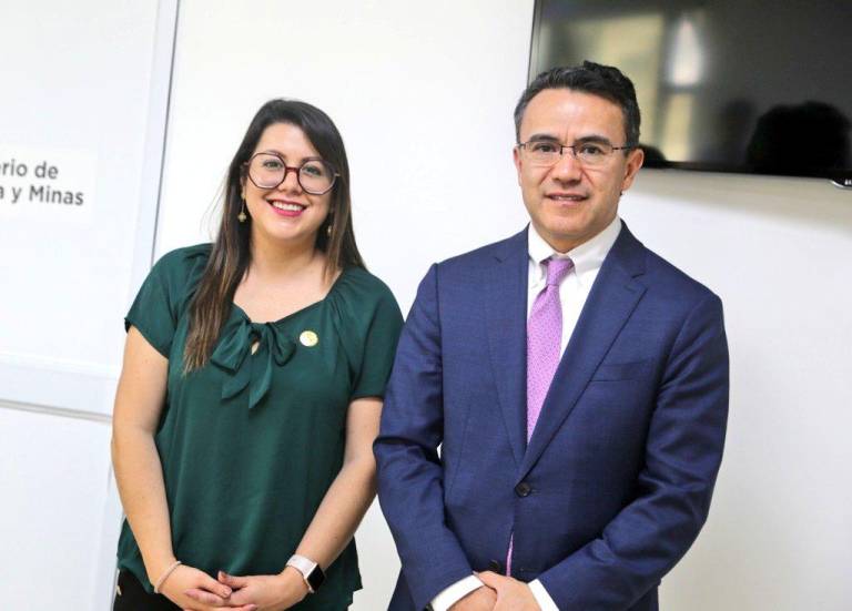 $!Ministra Andrea Arrobo y Rigoberto Ariel Yépez, gerente del sector de Infraestructura y Energía del BID.