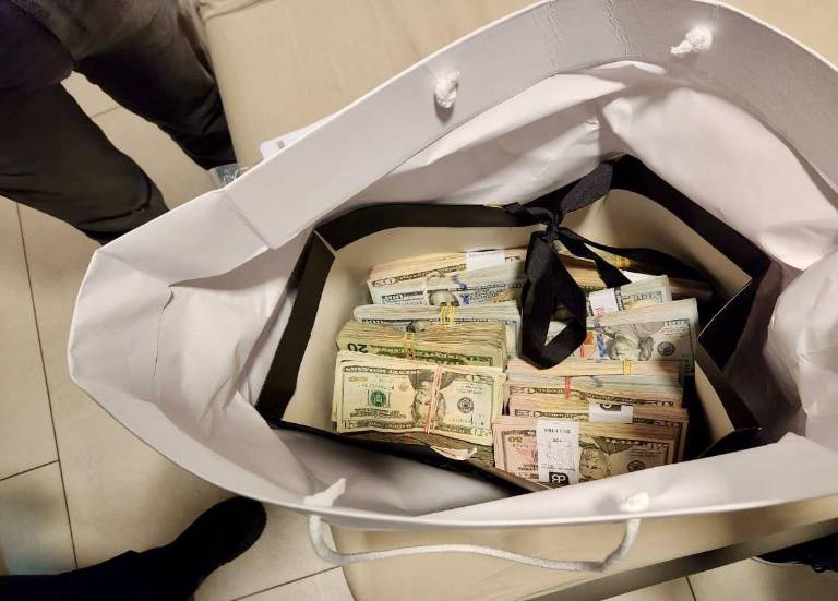 $!Fajos de dólares incautados.