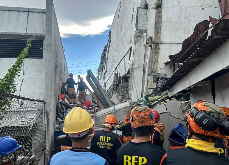 $!Los rescatistas excavaron entre los escombros para recuperar los cuerpos de las víctimas.