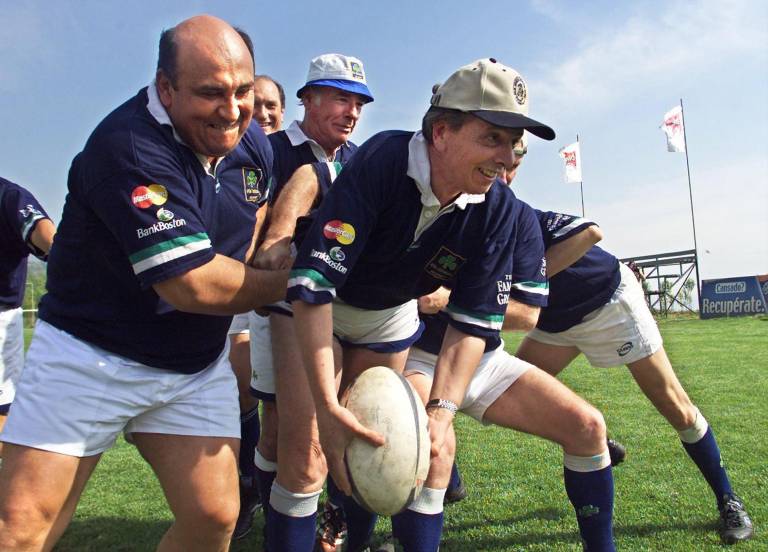 $!Los exjugadores de rugby uruguayos Daniel Fernández (der.) y Antonio Vizintín (izq.), juegan al rugby durante una reunión conmemorativa en Santiago.