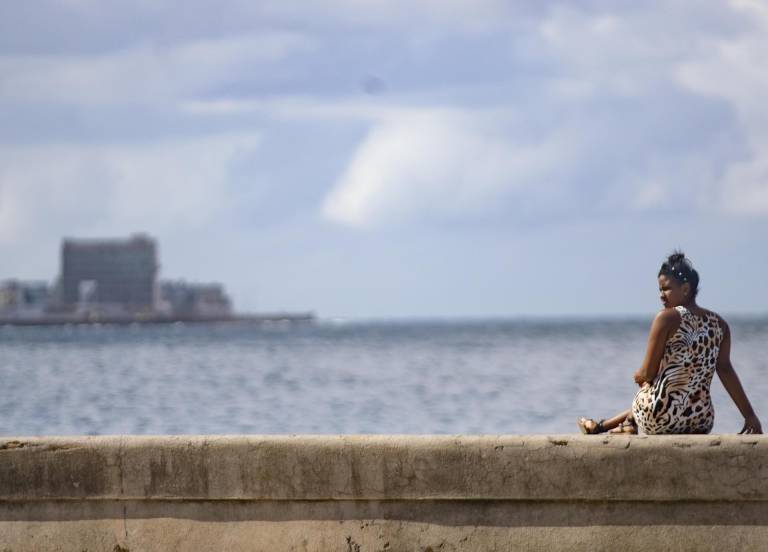$!Una mujer descansa en el malecón hoy, en La Habana (Cuba).
