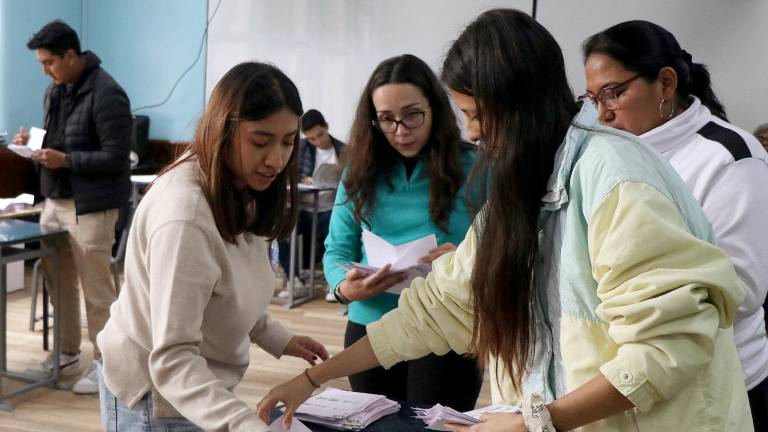 Fotografía referencial de ciudadanos contando papeletas electorales.