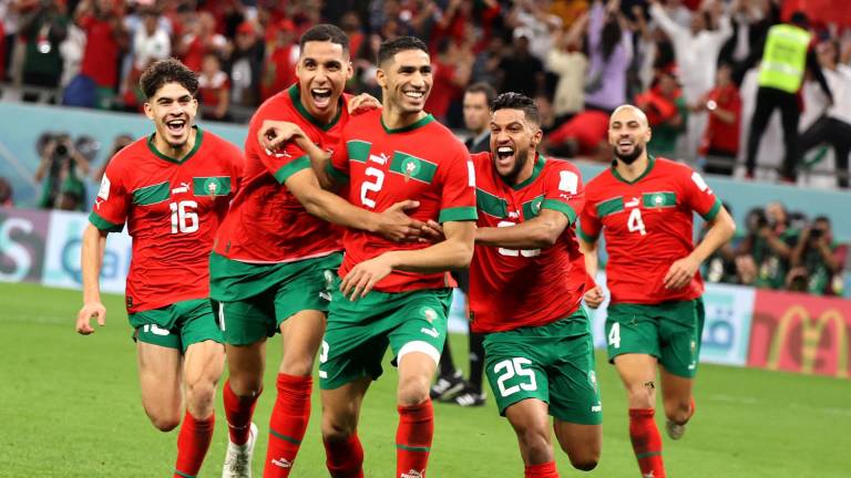 Jugadores de Marruecos celebrando su clasificación a cuartos de final del Mundial de Catar 2022.