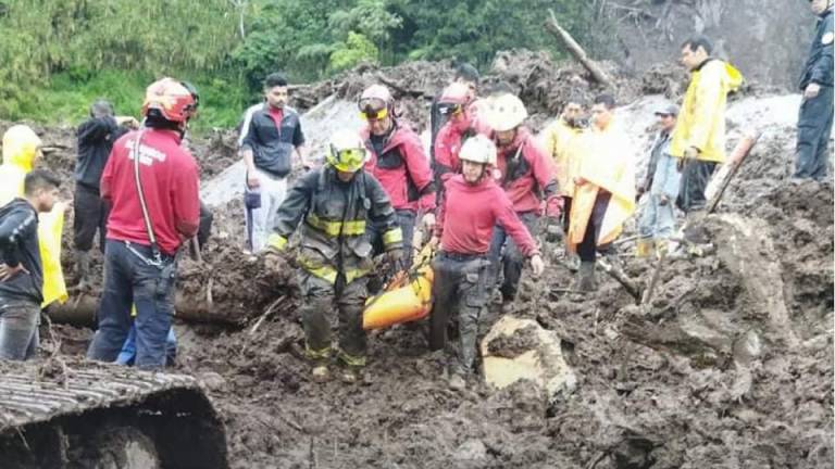 Desgarrador: Hallan abrazados a abuelo y nieto víctimas de deslizamiento en la vía Baños-Puyo