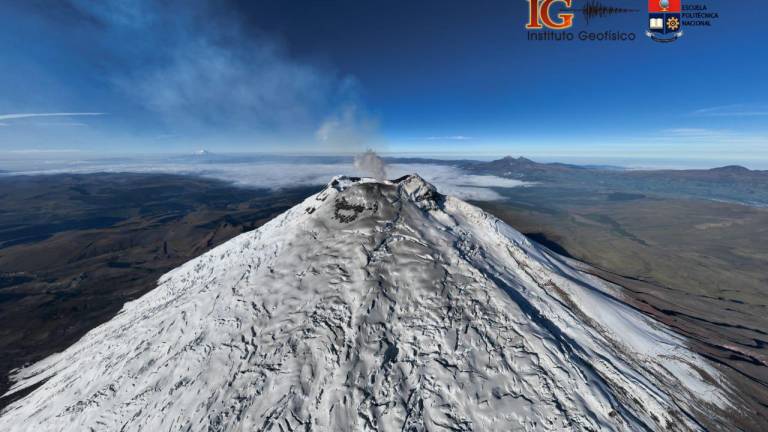 La cumbre glaciar del volcán Cotopaxi se cubrió de ceniza