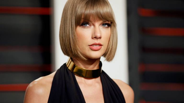 Taylor Swift enciende las redes al posar en traje de baño